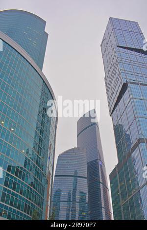 Riflessioni di tre grattacieli contro il cielo creano modelli e strutture Distretto finanziario Mosca Russia Foto Stock