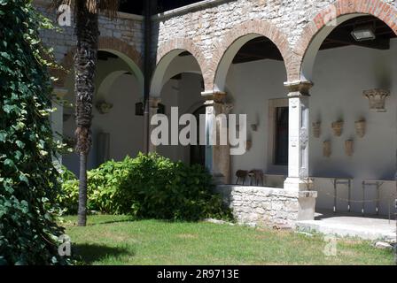 Chiostro, chiesa francescana di San Francisco. Franje, XIV secolo, Pola, Istria, Croazia Foto Stock