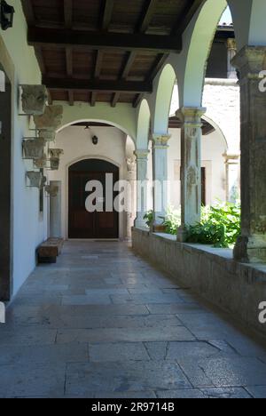 Chiostro, chiesa francescana di San Francisco. Franje, XIV secolo, Pola, Istria, Croazia Foto Stock