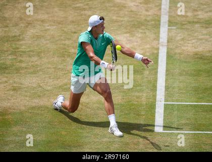 Londra, Regno Unito. 24 giugno 2023. Holger Rune (DEN) durante la sua semifinale persa durante il giorno sei (semifinale) del torneo di tennis LTA Cinch Championship 2023, evento ATP 500 al Queen's Club di Londra, Inghilterra il 20 giugno 2023. Foto di Andy Rowland. Credito: Prime Media Images/Alamy Live News Foto Stock