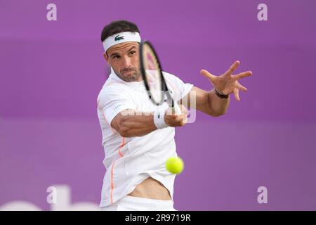 Londra, Regno Unito. 23 giugno 2023. Grigor Dimitrov (BUL) durante la sua partita dei quarti di finale durante il quinto giorno del torneo di tennis LTA Cinch Championship 2023, evento ATP 500 al Queen's Club di Londra, Inghilterra il 20 giugno 2023. Foto di Andy Rowland. Credito: Prime Media Images/Alamy Live News Foto Stock