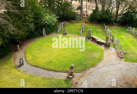 Midmar Kirk, cerchio di pietre reclinate preistoriche all'interno del cimitero di Midmar Kirk, 20 km a ovest di Aberdeen, Scozia. diametro 17 m. Guardando a sud Foto Stock