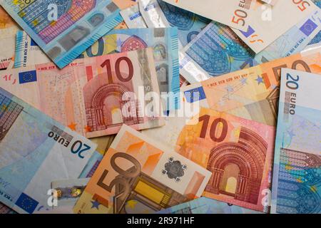 una piccola pila di banconote in euro cartacee come parte del sistema di negoziazione Foto Stock