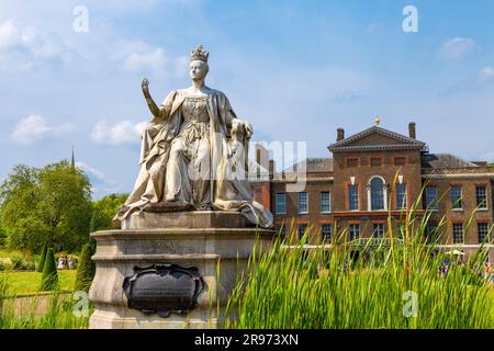 Statua della Regina Vittoria della Principessa Luisa, Duchessa di Argyll, fuori Kensington Palace, Londra, Inghilterra, Regno Unito Foto Stock