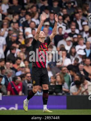Erling Braut Haaland di Man City celebra il gol di apertura, il suo 50° gol della stagione durante la partita di Premier League tra Fulham e M. Foto Stock