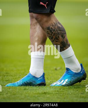 Il tatuaggio delle gambe e gli scarponi da calcio Adidas X di Gabriel Jesus of Man City durante la partita finale di Carabao Cup tra Aston Villa e Manchester City a WE Foto Stock