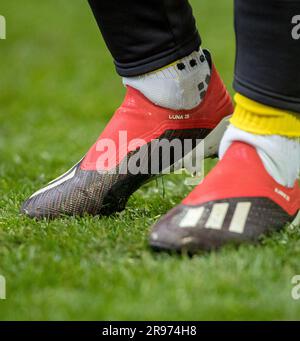 Scarpe da calcio Adidas che mostrano LUNA 25 durante la partita del campionato Sky Bet tra l'Aston Villa e il Leeds United a Villa Park, Birmingham, Inghilterra Foto Stock