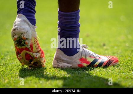 Gli stivali da calcio Adidas di Tyreeq Bakinson di Bristol City durante lo Sky Bet Championship Behind Closed Doors match tra Stoke City e Bristol Foto Stock