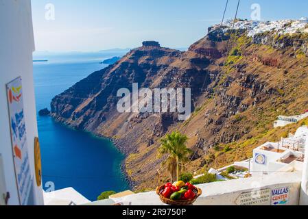 Vista spettacolare della parete della Caldera di Santorini vista dai pittoreschi villaggi in cima alla scogliera, Fira o Thera, capitale dell'isola, Grecia Foto Stock