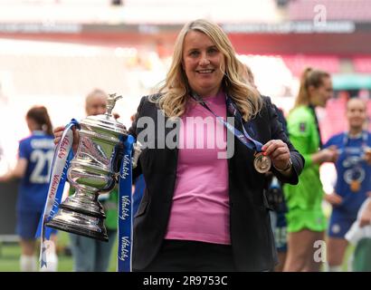 Emma Hayes, manager femminile del Chelsea, vincitrice del trofeo e medaglia dei vincitori durante la finale di fa Cup femminile tra Chelsea Women e Manchest Foto Stock