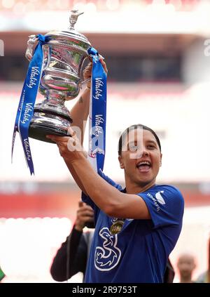 Sam Kerr del Chelsea Women si pone con il trofeo vincente durante la finale di fa Cup femminile tra Chelsea Women e Manchester United Women a Wem Foto Stock