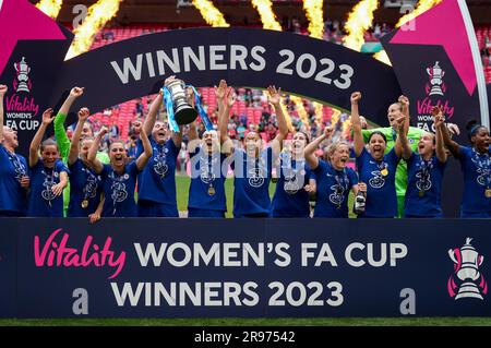 I giocatori del Chelsea celebrano la vittoria della finale di fa Cup 2023 durante la partita della finale di fa Cup femminile tra Chelsea Women e Manchester United Women a Wem Foto Stock