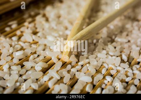 le bacchette di sushi-tappeto e il riso sono sul tavolo Foto Stock