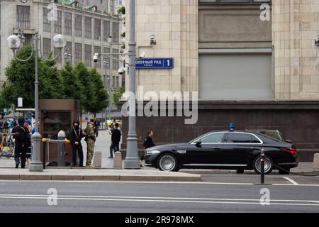 Il personale militare armato è in guardia vicino alla Duma di Stato russa. Le autorità hanno annunciato uno stato di operazione antiterrorismo nella capitale russa mentre i mercenari Wagner stanno combattendo per Mosca. Il 23 giugno, Prigozhin, il capo del gruppo, accusò le truppe del governo russo e il ministro della difesa Sergei Shoigu di bombardare intenzionalmente i suoi mercenari in prima linea con l'Ucraina. Poi, Prigozhin ha annunciato che sarebbe andato a Mosca con i suoi mercenari per rendere responsabili i colpevoli. Il presidente russo Putin ha mobilitato le truppe russe per abbattere quello che ha chiamato un "reb armato Foto Stock