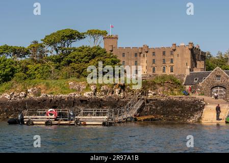 Dunvegan, Isola di Skye, Scozia, Regno Unito. 6 giugno 2023. Pontile del castello di Dunvegan e giardini visti da Loch Dunvegan nelle isole scozzesi. . Foto Stock