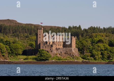 Dunvegan, Isola di Skye, Scozia, Regno Unito. 6 giugno 2023. Castello di Dunvegan e giardini visti dal Loch Dunvegan nelle isole scozzesi. Foto Stock