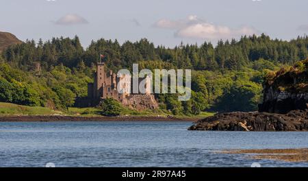 Dunvegan, Isola di Skye, Scozia, Regno Unito. 6 giugno 2023. Castello di Dunvegan e giardini visti dal Loch Dunvegan nelle isole scozzesi. Foto Stock