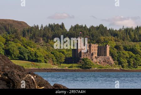 Dunvegan, Isola di Skye, Scozia, Regno Unito. 6 giugno 2023. Castello di Dunvegan e giardini visti dal Loch Dunvegan nelle isole scozzesi. Foto Stock