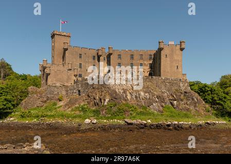 Dunvegan, Isola di Skye, Scozia, Regno Unito. 6 giugno 2023. Castello di Dunvegan visto con la bassa marea, famosa casa del Clan Macleod per 800 anni Foto Stock