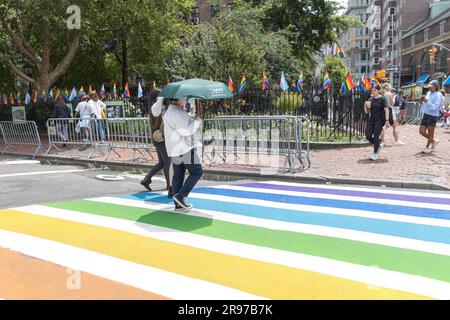 Un passerella e' decorata in colori arcobaleno in onore del mese dell'orgoglio LGBTQIA di fronte al bar Stonewall sull'Isola di Manhattan a New York, Stati Uniti. 6 aprile 2023. (Foto: Vanessa Carvalho) credito: Brazil Photo Press/Alamy Live News Foto Stock