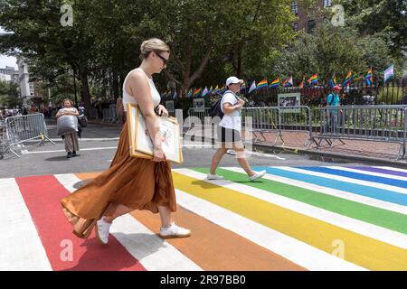 Un passerella e' decorata in colori arcobaleno in onore del mese dell'orgoglio LGBTQIA di fronte al bar Stonewall sull'Isola di Manhattan a New York, Stati Uniti. 6 aprile 2023. (Foto: Vanessa Carvalho) credito: Brazil Photo Press/Alamy Live News Foto Stock