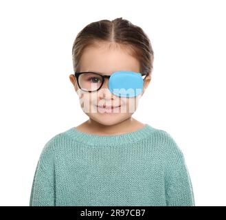 Ragazza felice con ugello sugli occhiali per il trattamento dello strabismo su sfondo bianco. Spazio per il testo Foto Stock