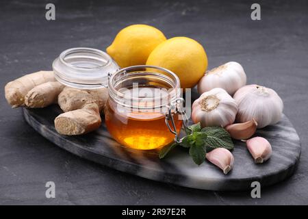 Rimedi freddi su tavolo nero. Trattamento per la tosse Foto Stock