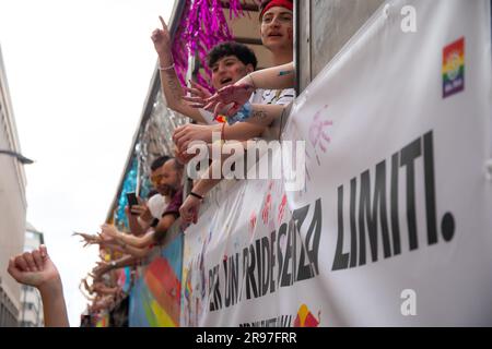 Palermo, Italia. 24 giugno 2023. La grande sfilata Pride per le strade di Palermo. La sfilata con migliaia di partecipanti sfilerà attraverso la città per dimostrare orgoglio LGBTQ. (Immagine di credito: © Antonio Melita/Pacific Press via ZUMA Press Wire) SOLO USO EDITORIALE! Non per USO commerciale! Foto Stock