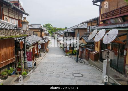 Ninenzaka, il percorso di culto del tempio Kiyomizu-dera, patrimonio dell'umanità. Kyoto dovrebbe essere un luogo molto adatto per un'esperienza di viaggio lento. Giappone Foto Stock