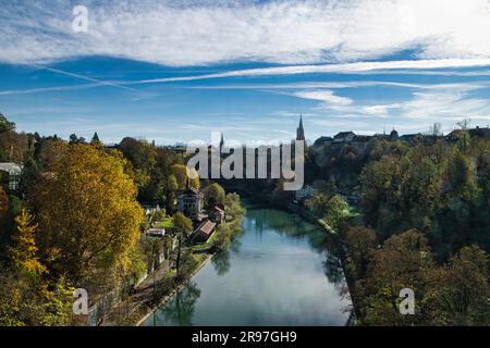 Una vista aerea di Berna, Svizzera, con un fiume tortuoso circondato da lussureggianti alberi verdi Foto Stock