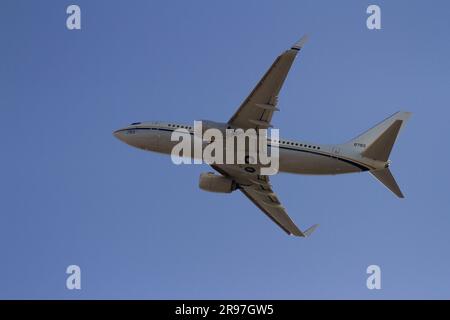 Un Boeing C-40 Clipper Military da trasporto con la US Navy che sorvola Kanagawa, Giappone. Foto Stock