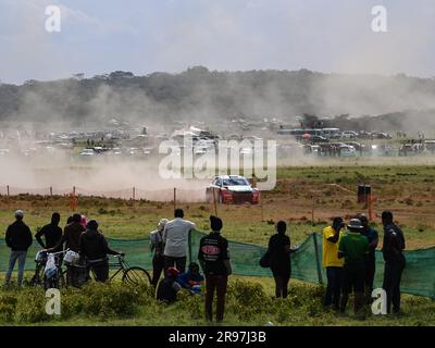Naivasha, Kenya. 24 giugno 2023. Gli spettatori guardano la gara sul palco del Lago Elmenteita durante il World Rally Championship (WRC) Safari Rally 2023 a Naivasha, Contea di Nakuru, Kenya, 24 giugno 2023. Credito: Han Xu/Xinhua/Alamy Live News Foto Stock