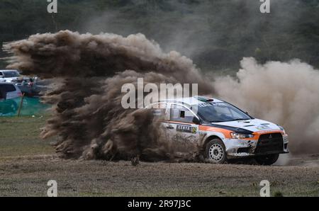 Naivasha, Kenya. 24 giugno 2023. Il pilota Minesh Rathod e il co-pilota Jamie MacTavish gareggiano sulla tappa di Lake Elmenteita durante il World Rally Championship (WRC) Safari Rally 2023 a Naivasha, Nakuru County, Kenya, 24 giugno 2023. Credito: Han Xu/Xinhua/Alamy Live News Foto Stock