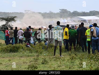 Naivasha, Kenya. 24 giugno 2023. Gli spettatori guardano la gara sul palco del Lago Elmenteita durante il World Rally Championship (WRC) Safari Rally 2023 a Naivasha, Contea di Nakuru, Kenya, 24 giugno 2023. Credito: Han Xu/Xinhua/Alamy Live News Foto Stock