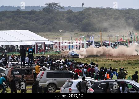 Naivasha, Kenya. 24 giugno 2023. Gli spettatori guardano la gara sul palco del Lago Elmenteita durante il World Rally Championship (WRC) Safari Rally 2023 a Naivasha, Contea di Nakuru, Kenya, 24 giugno 2023. Credito: Han Xu/Xinhua/Alamy Live News Foto Stock
