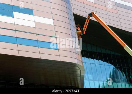 Sollevamento articolato del braccio in funzione presso la nuova espansione del centro BMO (Bank of Montreal) di Calgary, Alberta, Canada Foto Stock