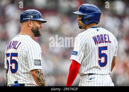 Christopher Morel #5 dei Chicago Cubs parla con Mike Napoli #55 First base Coach dei Chicago Cubs durante il match MLB London Series 2023 St.. Louis Cardinals vs Chicago Cubs al London Stadium, Londra, Regno Unito, 24 giugno 2023 (foto di Craig Thomas/News Images) Foto Stock