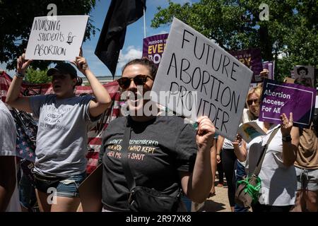 Washington DC, USA. 24 giugno 2023. I sostenitori dei diritti dell'aborto marciano a Washington, DC Capitol Hill il 24 giugno 2023. Gli oppositori e i sostenitori dei diritti all'aborto erano divisi nel cuore della capitale della nazione, segnando il controverso primo anniversario della decisiva decisione della Corte Suprema di rovesciare Roe v. Wade. (Foto di Alejandro Alvarez/Sipa USA) credito: SIPA USA/Alamy Live News Foto Stock