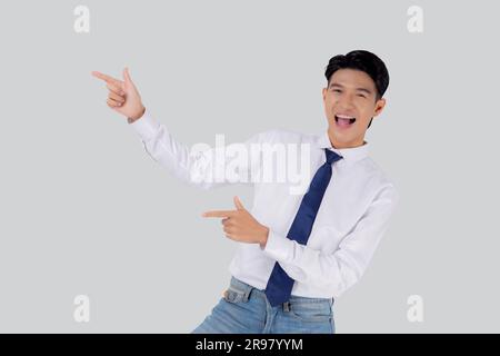 Ritratto giovane uomo d'affari asiatico che punta e presenta isolato su sfondo bianco, pubblicità e marketing, esecutivo e manager, uomo d'affari Foto Stock
