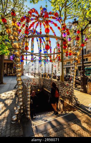 FRANCIA. PARIGI (75) 1° DISTRETTO. POSIZIONA COLETTE. INGRESSO ALLA METROPOLITANA PALAIS ROYAL - CHIOSCO NOTTURNO AMBULES - CON JEAN-MICHEL OTHONIEL Foto Stock