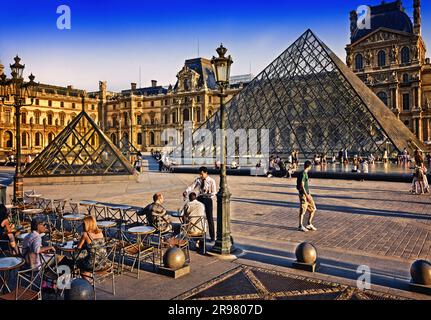 FRANCIA. PARIGI (75) 1E ARR. MUSEO DEL LOUVRE, LA PIRAMIDE PROGETTATA DALL'ARCHITETTO IEOH MING PEI Foto Stock