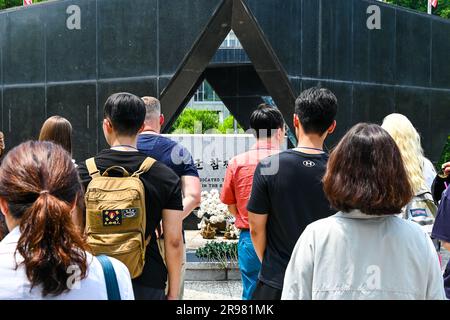 Paju, Corea del Sud. 24 giugno 2023. I visitatori si trovano davanti al Monumento per la partecipazione degli Stati Uniti alla Guerra di Corea al Parco Imjingak vicino Paju, Corea del Sud, sabato 24 giugno 2023. La guerra di Corea scoppiò il 25 giugno 1950 e durò tre anni prima che i combattimenti si concludessero con un armistizio. Foto di Thomas Maresca/UPI Credit: UPI/Alamy Live News Foto Stock