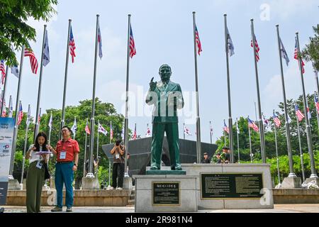 Paju, Corea del Sud. 24 giugno 2023. Uno storico parla al Monumento per la partecipazione degli Stati Uniti alla guerra di Corea a Imjingak Park vicino Paju, Corea del Sud, sabato 24 giugno 2023. La guerra di Corea scoppiò il 25 giugno 1950 e durò tre anni prima che i combattimenti si concludessero con un armistizio. Foto di Thomas Maresca/UPI Credit: UPI/Alamy Live News Foto Stock