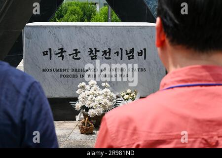 Paju, Corea del Sud. 24 giugno 2023. I visitatori si trovano davanti al Monumento per la partecipazione degli Stati Uniti alla Guerra di Corea al Parco Imjingak vicino Paju, Corea del Sud, sabato 24 giugno 2023. La guerra di Corea scoppiò il 25 giugno 1950 e durò tre anni prima che i combattimenti si concludessero con un armistizio. Foto di Thomas Maresca/UPI Credit: UPI/Alamy Live News Foto Stock