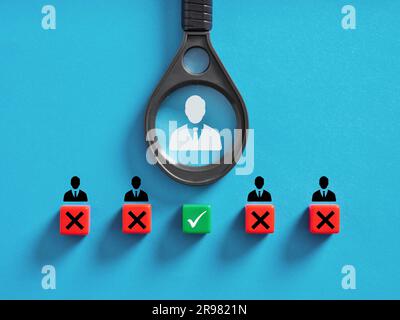 Selezione dei dipendenti per il lavoro. Reclutamento e scelta del miglior candidato alternativo. Concetto di risorse umane. Cubi colorati e una lente di ingrandimento con loro Foto Stock