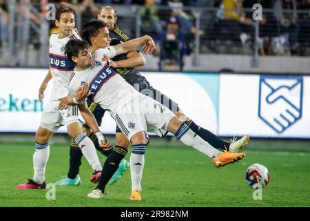 Los Angeles, California, USA. 24 giugno 2023. L'attaccante dei Vancouver Whitecaps Brian White (24) e il difensore del Los Angeles FC Denil Maldonado (2) gareggiano per il pallone durante una partita di calcio della MLS, il 17 maggio 2023, a Los Angeles. (Immagine di credito: © Ringo Chiu/ZUMA Press Wire) SOLO USO EDITORIALE! Non per USO commerciale! Crediti: ZUMA Press, Inc./Alamy Live News Foto Stock