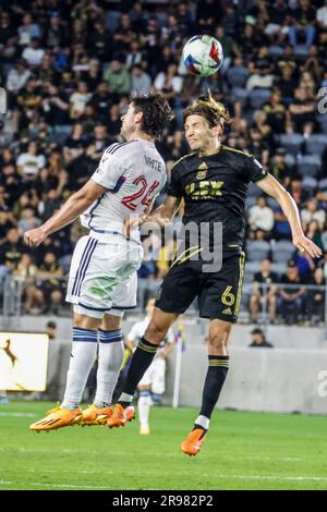 Los Angeles, California, USA. 24 giugno 2023. L'attaccante dei Vancouver Whitecaps Brian White (24) e il centrocampista del Los Angeles FC Ilie Sanchez (6) gareggiano per il pallone durante una partita di calcio della MLS, il 17 maggio 2023, a Los Angeles. (Immagine di credito: © Ringo Chiu/ZUMA Press Wire) SOLO USO EDITORIALE! Non per USO commerciale! Crediti: ZUMA Press, Inc./Alamy Live News Foto Stock