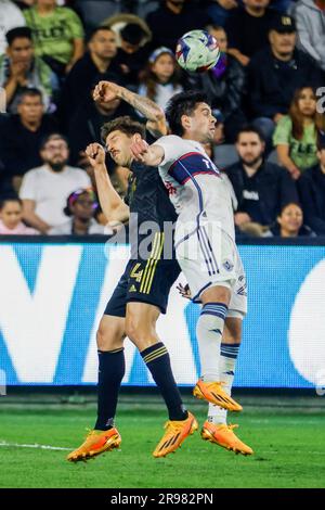 Los Angeles, California, USA. 24 giugno 2023. Il difensore del Los Angeles FC Ryan Hollingshead (24) e l'attaccante dei Vancouver Whitecaps Brian White (24) gareggiano per il pallone durante una partita di calcio della MLS, il 17 maggio 2023, a Los Angeles. (Immagine di credito: © Ringo Chiu/ZUMA Press Wire) SOLO USO EDITORIALE! Non per USO commerciale! Crediti: ZUMA Press, Inc./Alamy Live News Foto Stock