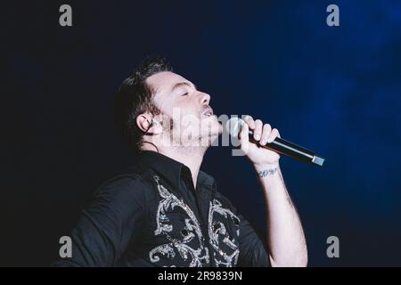 Roma, Italia. 24 giugno 2023. Il cantautore e cantante pop italiano Tiziano ferro si esibisce allo stadio Olimpico di Roma. (Foto di Valeria Magri/SOPA Images/Sipa USA) credito: SIPA USA/Alamy Live News Foto Stock