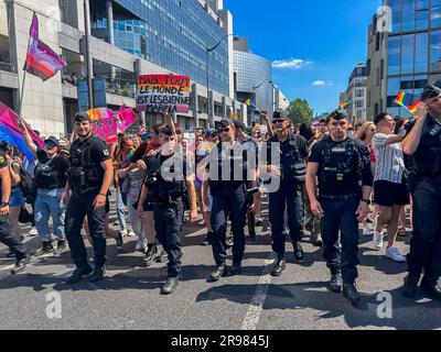 Parigi, Francia, Crowd People Marching in Gay Pide, LGBTQI+, 2023, polizia francese Foto Stock